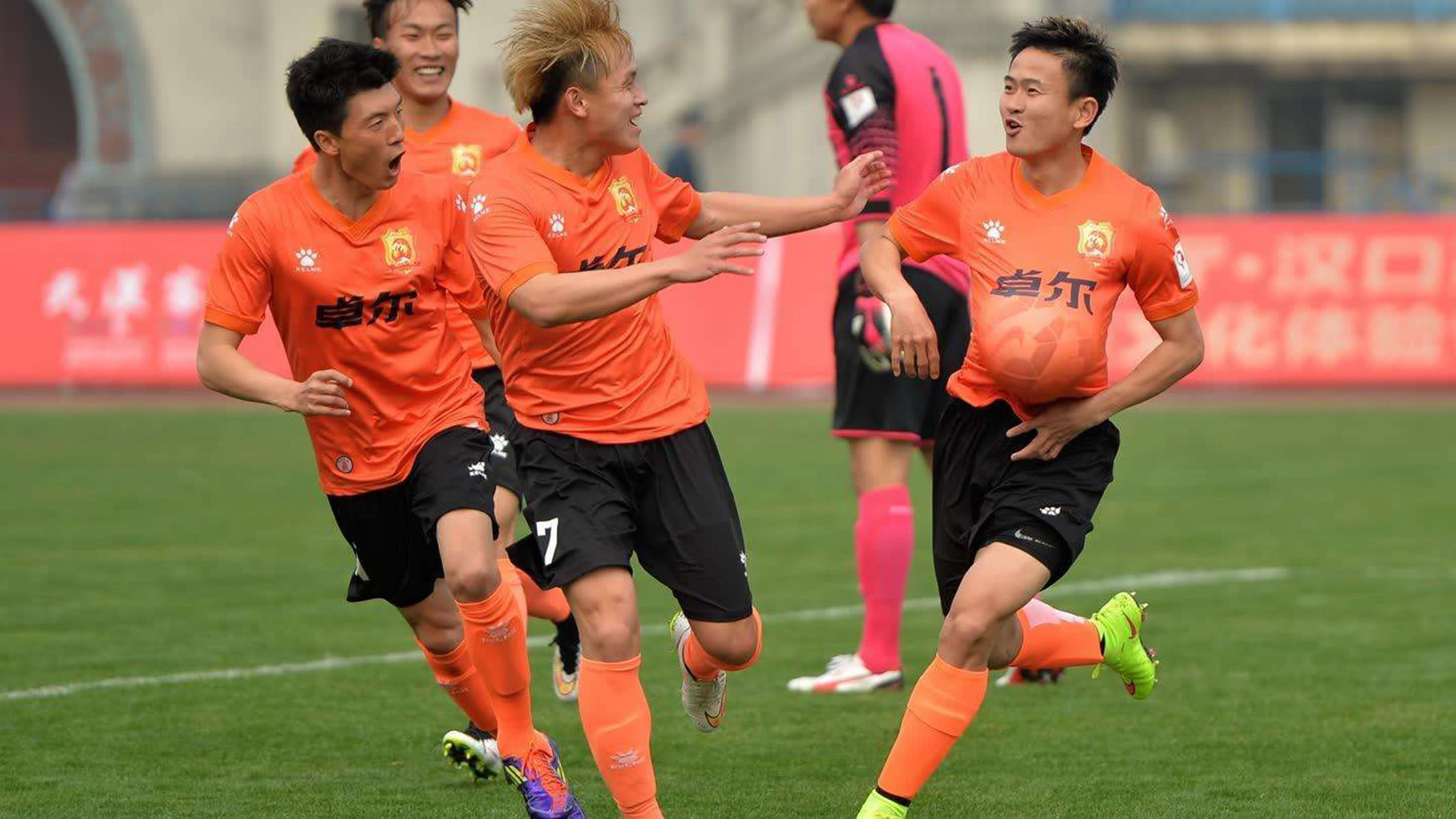 罗马训练开放日,关键时刻扳平良机引欢呼,中超在即,高层口径保持一致(两度落后两度扳平风雨彩虹铿锵玫瑰) 罗马训练开放日,关键时刻扳平良机引欢呼,中超在即,高层口径保持一致(两度落后两度扳平风雨彩虹铿锵玫瑰)