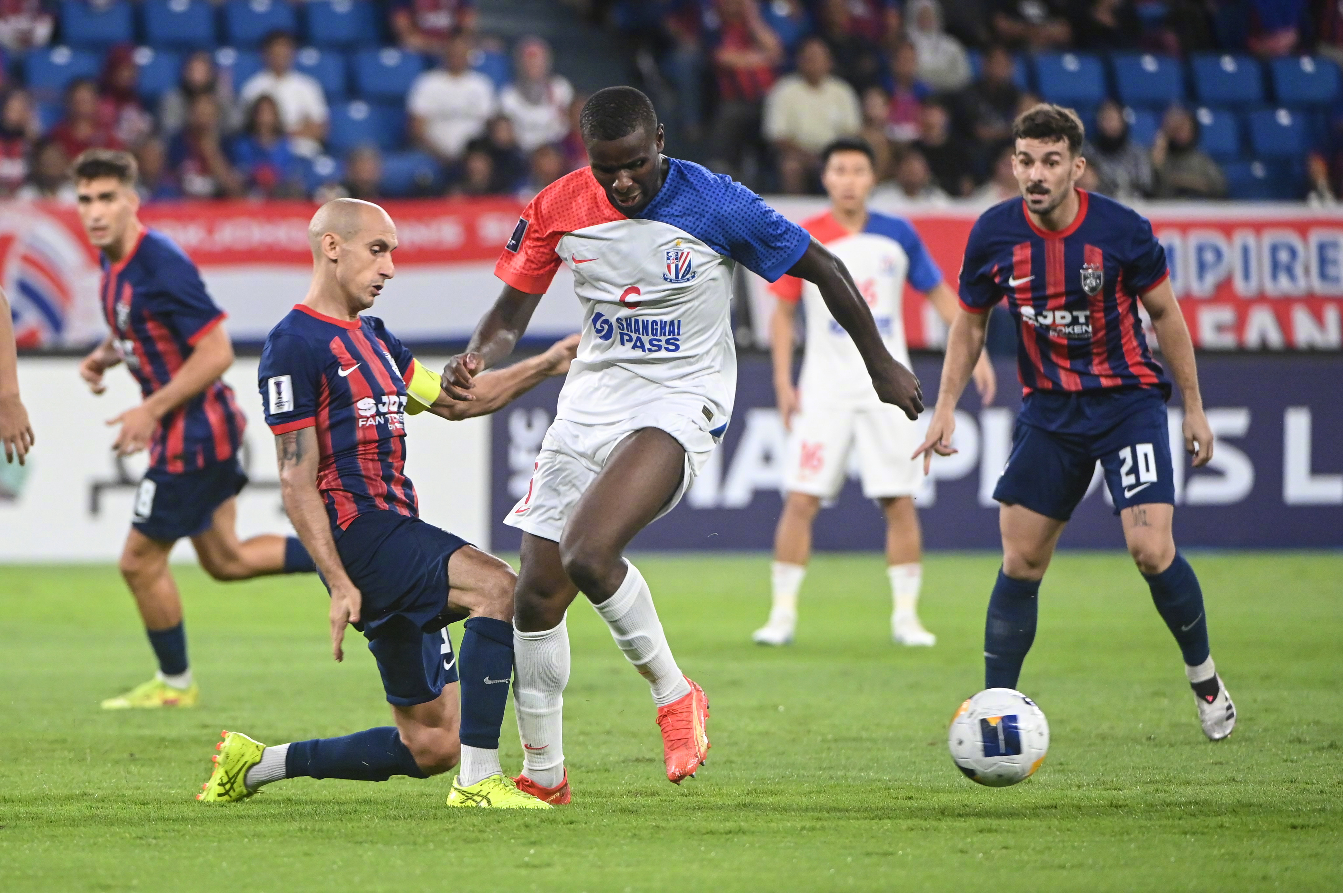 赛前法兰克福备战亚冠，外线爆发细节曝光，话题不断，年轻球员得到机会